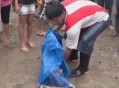 男童吃毒蘑菇去世,小孩吃毒蘑菇中毒视频