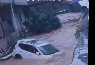 一月2次袭击中国游客,组图：暴雨袭击桂林多地，阳朔村民勇救5名游客, 你怎么看？