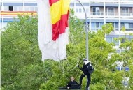 法国阅兵自己刀自己,法国国庆日阅兵，9架飞机喷射的烟雾是不是搞错了？