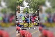 男童坟前喊妈收钱,小男孩坟前喊妈妈
