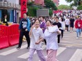 高考考场外统一动作,高考是学校统一组织进考场还是自己单独去？