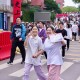 高考考场外统一动作,高考是学校统一组织进考场还是自己单独去？