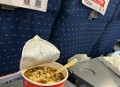 高铁上不能吃方便面,为什么高铁不许吃泡面？