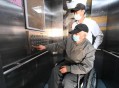 大爷挂扶梯众人营救,安徽芜湖一大爷乘扶梯摔倒，热心小伙上前扶起脚被压断，你怎么看？