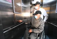 大爷挂扶梯众人营救,安徽芜湖一大爷乘扶梯摔倒，热心小伙上前扶起脚被压断，你怎么看？