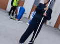 为看考生爬学校护栏,