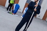 为看考生爬学校护栏,
