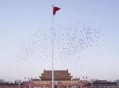 北京大街小巷挂国旗,北京天安门升国旗几点？