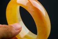 寄丢5万手镯仅赔67,八百多的玉手镯是真的吗？