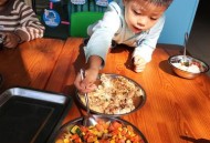 就餐获小朋友投喂,儿童就餐区温馨图片