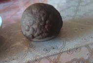 河边捡石自燃致烧伤,河边捡的石头有辐射吗