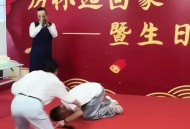 跪地拦车救受伤母亲,母亲给儿子下跪意味着什么？