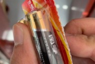 男童误吞遥控器电池,我家遥控器的电池是南孚的，被小孩子拿去玩安全不？