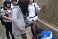 13岁女生被多人殴打,如何看待五莲二中杨老师事件与常某殴打老师事件，商丹高新教师长期辱骂13岁女生事件？