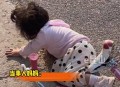 妈妈被娃抱摔倒,孩子从后边抱着家长摔倒的危险？