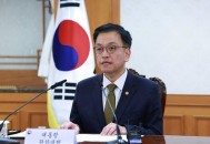 英国首相认错韩总统,在韩国人们下跪道歉很正常吗？
