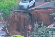 路面塌陷路人掉坑内,“地铁施工路面塌陷伤路人”，上下班要如何防止意外伤害？