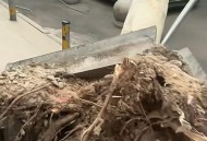 男子砸记者采访设备,百叶窗掉落，宁波一小区住户被砸伤，记者采访也差点被砸, 你怎么看？