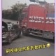 货车撞奶茶店致2死,大货车撞茶叶店