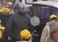 女孩为护弟弟遭殴打,我的姐姐婚姻生活非常的不幸，经常遭遇家暴，她又是一个没有主见的人作为弟弟我该怎么办？