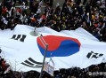 韩国人挥国旗被夺下,韩国国旗上的4挂是怎么回事？