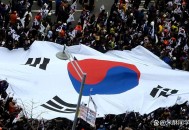 韩国人挥国旗被夺下,韩国国旗上的4挂是怎么回事？