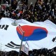 韩国人挥国旗被夺下,韩国国旗上的4挂是怎么回事？