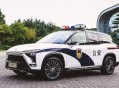 将私车改为白色警车,为啥警车车牌是白颜色？