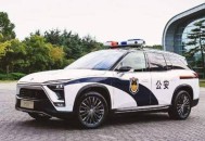 将私车改为白色警车,为啥警车车牌是白颜色？