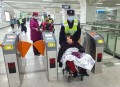 带3名幼儿外出晕倒,廊坊：八旬老人外出检查晕倒，民警发现后，急忙帮助老人联系家人。你怎么看？