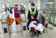 带3名幼儿外出晕倒,廊坊：八旬老人外出检查晕倒，民警发现后，急忙帮助老人联系家人。你怎么看？