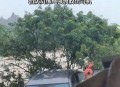 暴雨中被司机扔半路,襄阳暴雨后洪水侵袭：道路房屋被冲垮，汽车像鱼一样漂流，司机困车顶，有关部门正进行道路清障, 你怎么看？