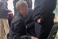 70多岁老人跪地工作,为什么女生做俯卧撑很难？