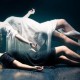 被掉落玻璃砸中去世,人死后眼球是什么颜色？