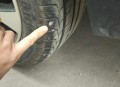 3车12胎被扎胎钉 ,昨晚轮胎被扎两个钉子，要不要换胎？