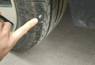 3车12胎被扎胎钉 ,昨晚轮胎被扎两个钉子，要不要换胎？