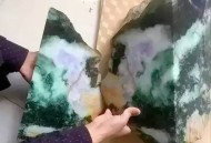坐石头10秒屁股烫糊,屁股下坐了十年的“石头”，一刀下去竟然切出满绿翡翠手镯，对此你怎么看？