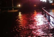 5层楼因暴雨垮塌,汉中突降暴雨河水上涨，勉县一桥梁承受不住瞬间垮塌，目击者惊呼：倒了，你怎么看？