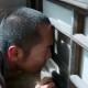男子在12楼窗外偷窥,爸爸偷看12岁女儿手机犯法吗？
