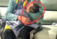 7个月娃遭月嫂猛摇晃,月嫂欺负宝宝