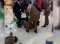 男孩冲进金店喊打劫,三兄弟抢金店是啥电影？