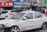 因鸣笛驾车致1死4伤,菏泽一公交车先后与四辆电动车相撞，致2死3伤，你怎么看？