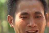 工人跪地哀求别开除,工人下跪
