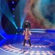 杂技演员表演中摔落,杂技演员用手指顶一个物体时,物体越重且上面越重,顶起来越容易平衡,为什么？