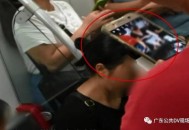 警官偷拍女乘客被捕,民警逛街顺手擒获偷拍男子