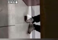 女子公厕遭男子偷窥,公厕女孩