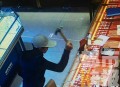 男孩冲进金店喊打劫,抢金店和抢银行一样吗？