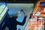 男孩冲进金店喊打劫,抢金店和抢银行一样吗？