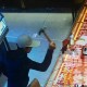 男孩冲进金店喊打劫,抢金店和抢银行一样吗？