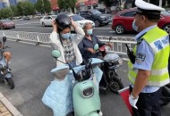 过马路被电动车撞飞,无行驶证的摩托车撞飞了横过马路的电动车·哪一方负主要责任？